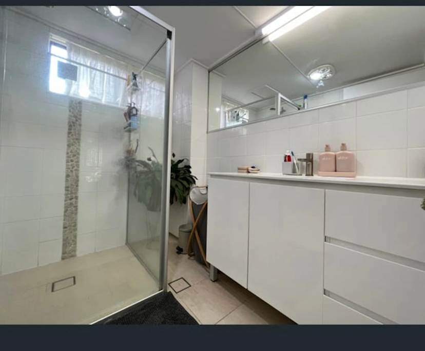 $825, Whole-property, 2 bathrooms, Burleigh Heads QLD 4220