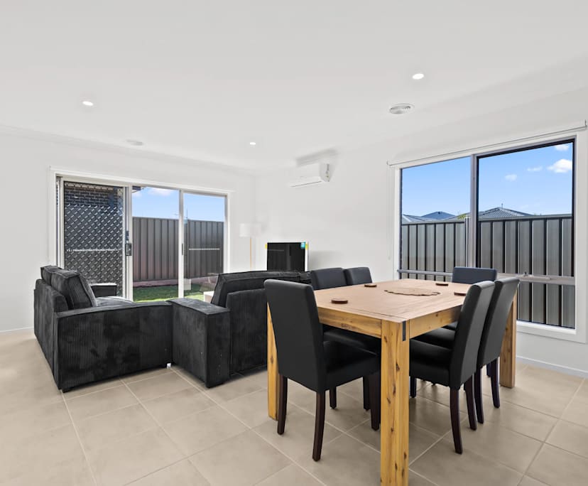 $255, Homestay, 1 bathroom, Melton South VIC 3338