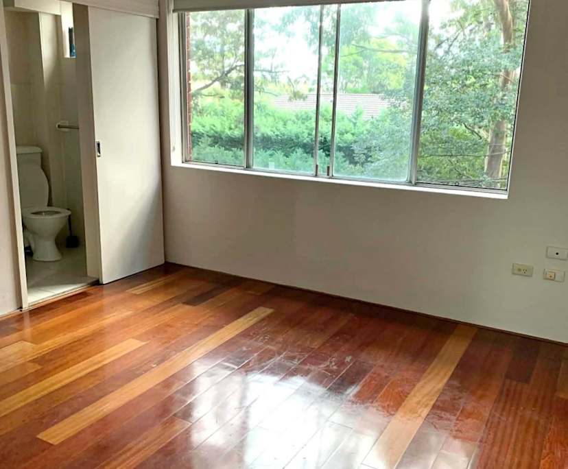 Unfurnished room with ensuite in a flatshare