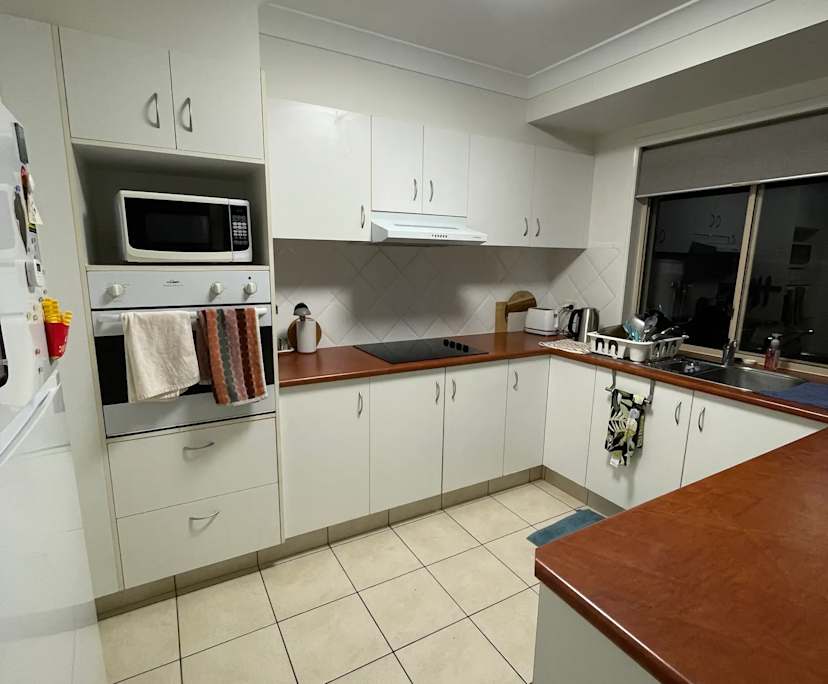 $300, Flatshare, 3 bathrooms, Eight Mile Plains QLD 4113