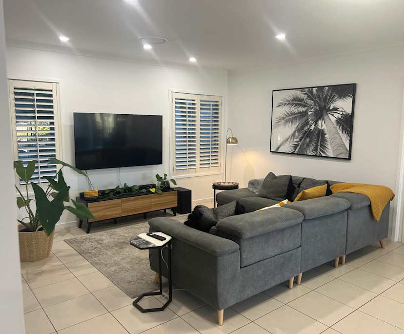 $340, Student-accommodation, 6 bathrooms, Molendinar QLD 4214