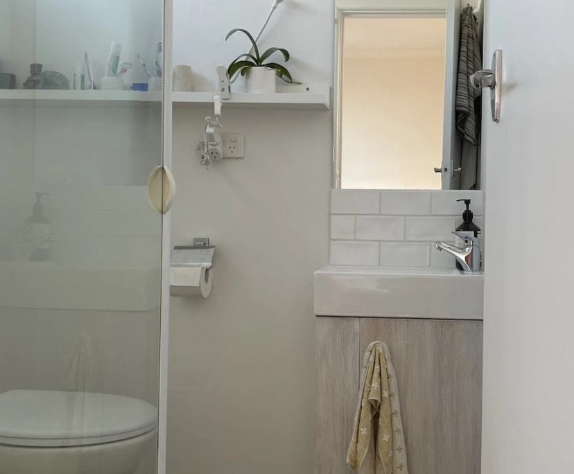 $435, 1-bed, 1 bathroom, Clifton Hill VIC 3068