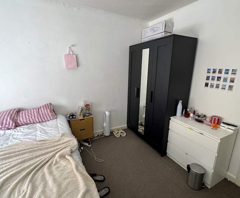 Furnished room in a flatshare