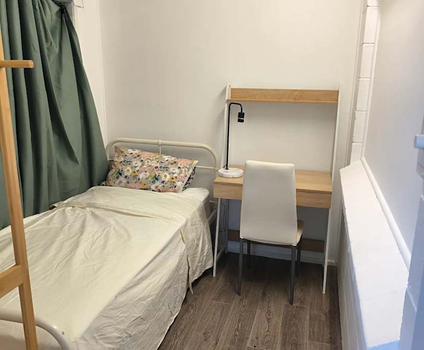 $210, Flatshare, 3 bathrooms, Westcourt QLD 4870