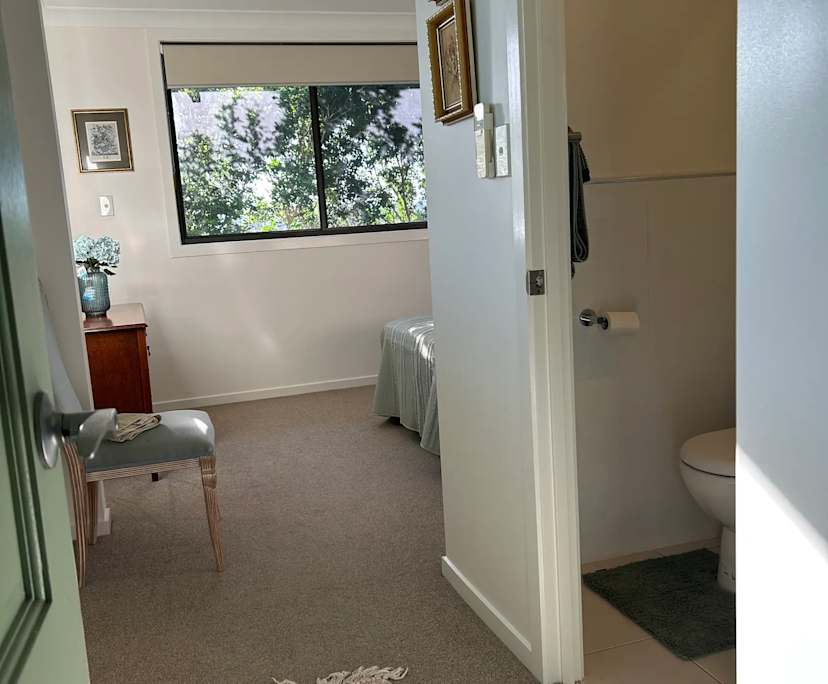 $1,200, Granny-flat, 2 bathrooms, Newmarket QLD 4051