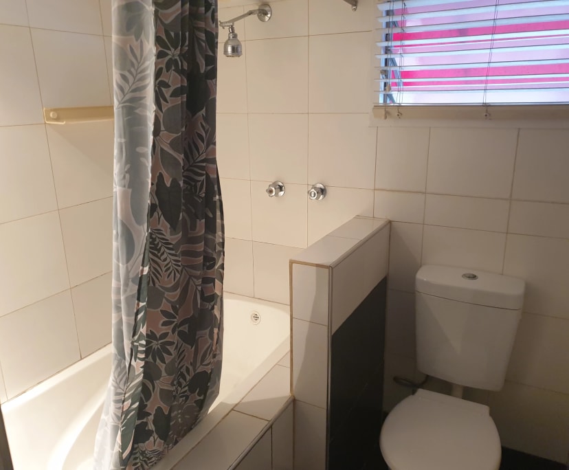 Granny Flat for Rent in Southport, Gold Coast 420...