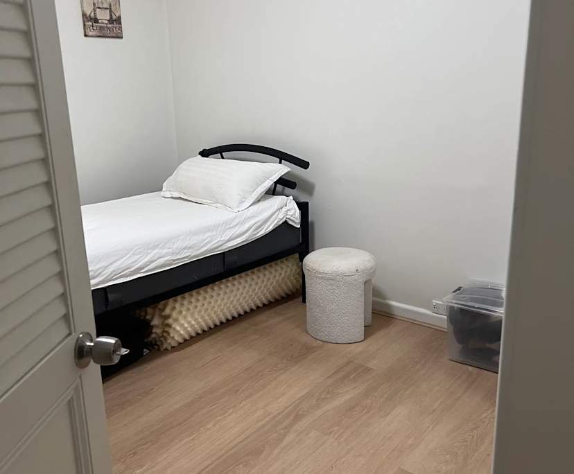 Furnished room with own bathroom