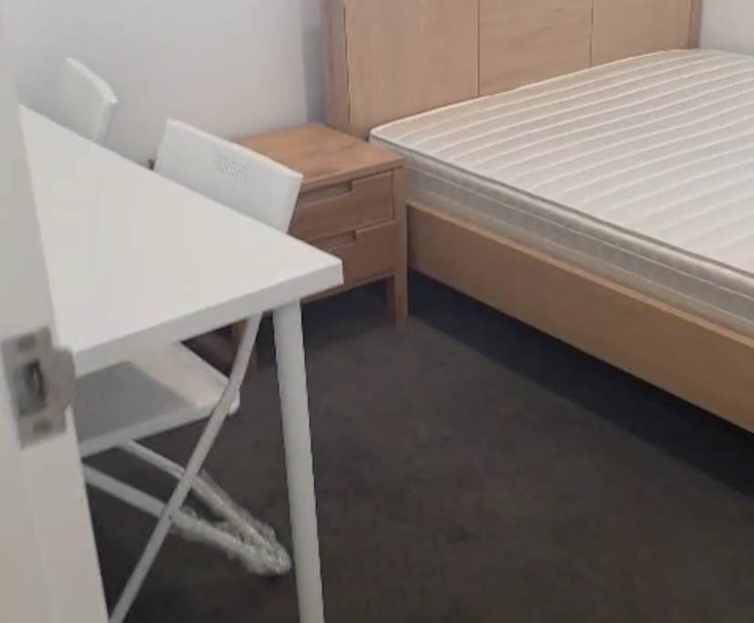 Furnished room in a flatshare