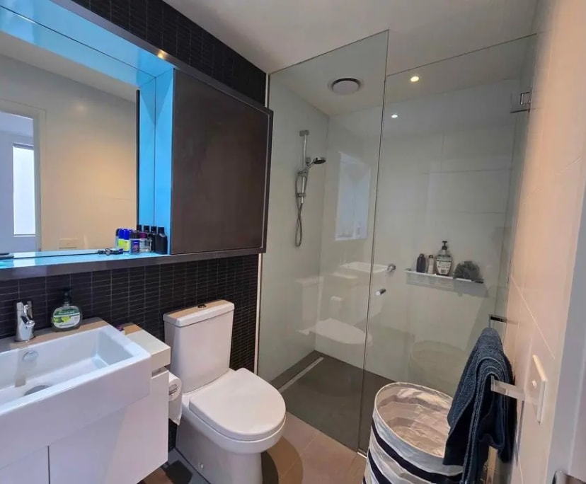 Furnished room with ensuite in a flatshare