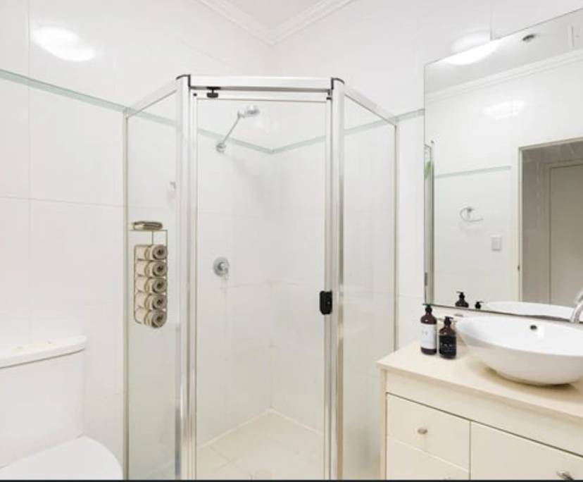 Furnished room with ensuite in a flatshare