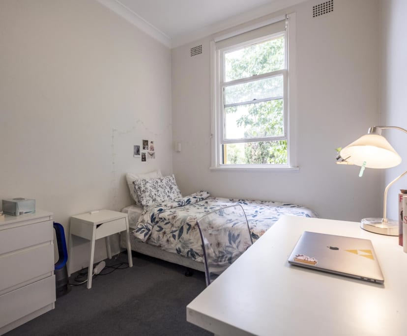 Furnished room in a flatshare