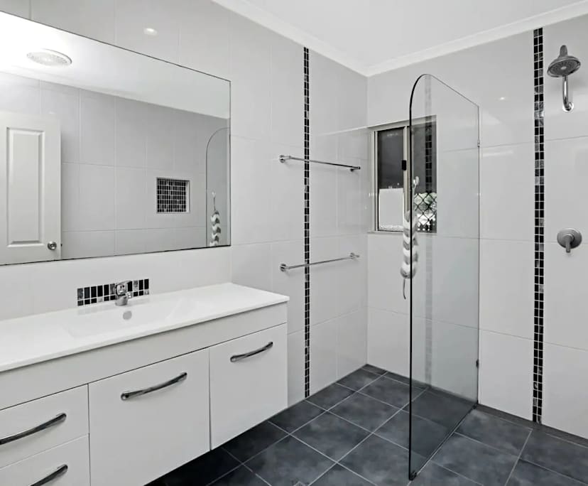 $340, Share-house, 6 bathrooms, Bungalow QLD 4870