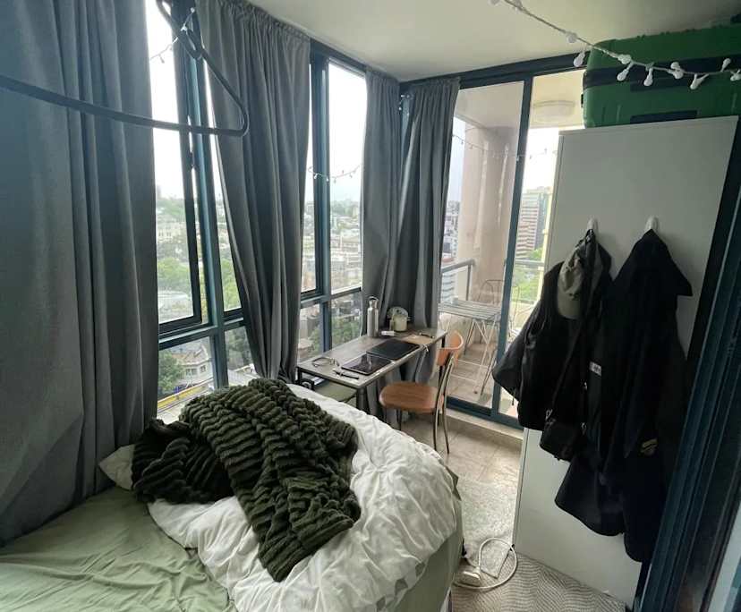 Furnished room in a flatshare