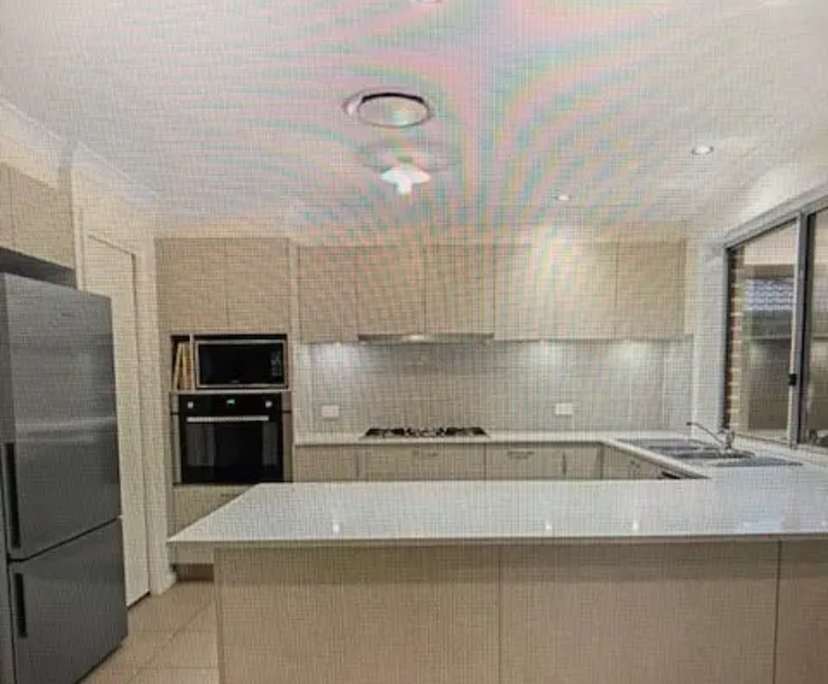 $300, Student-accommodation, 5 bathrooms, Spring Farm NSW 2570
