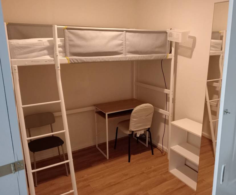 Furnished room in a flatshare