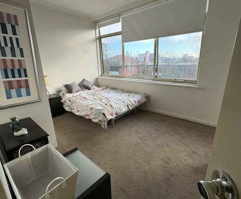 Furnished room in a flatshare