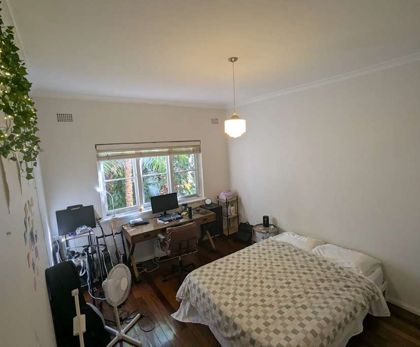 Furnished room in a flatshare