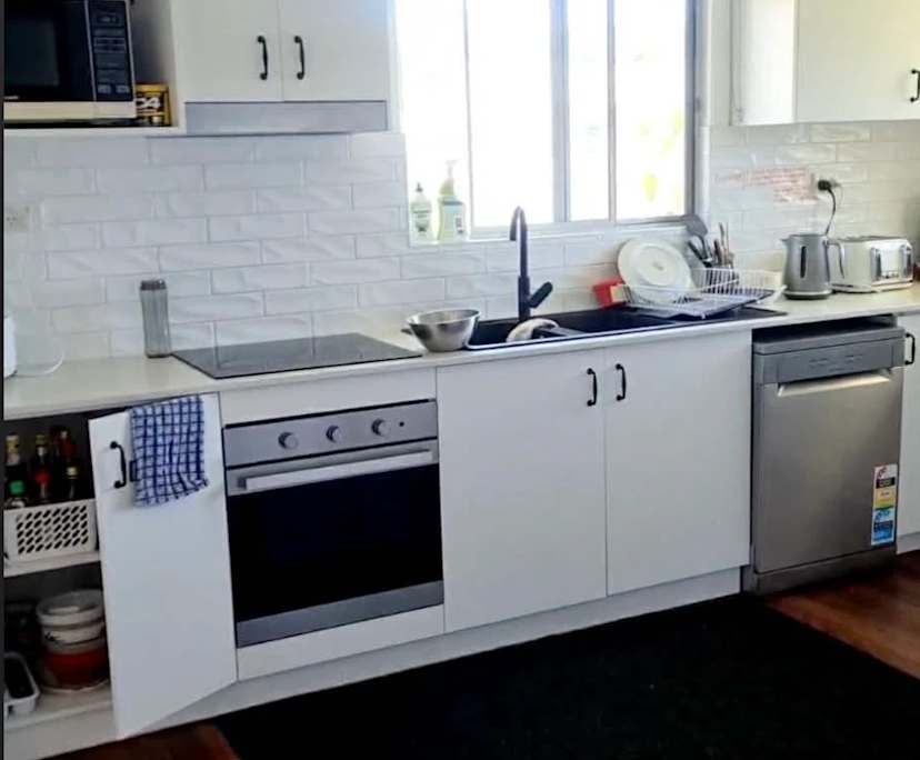 $250, Student-accommodation, 3 bathrooms, Labrador QLD 4215