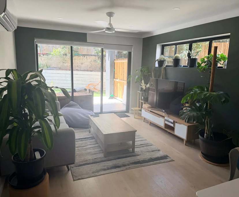 $350, Flatshare, 2 bathrooms, Holland Park West QLD 4121