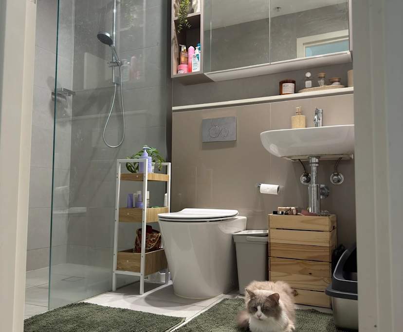 Unfurnished room with ensuite in a flatshare