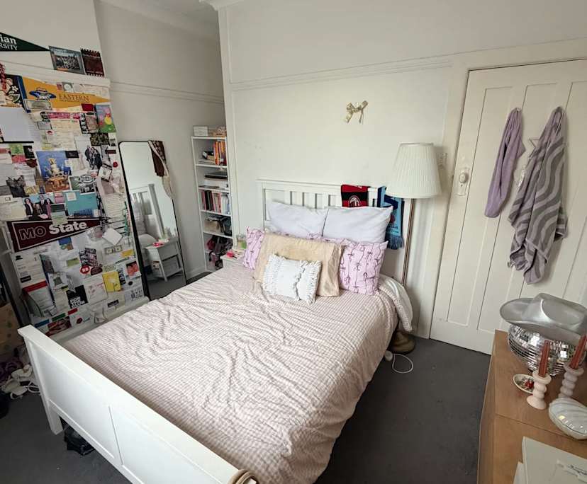 Furnished room in a share house