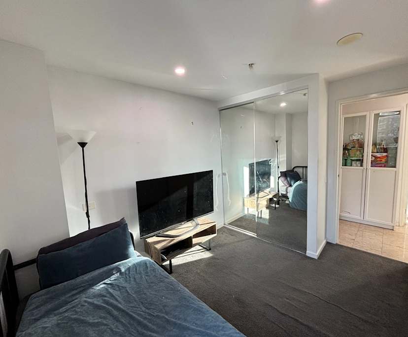 Furnished room in a flatshare