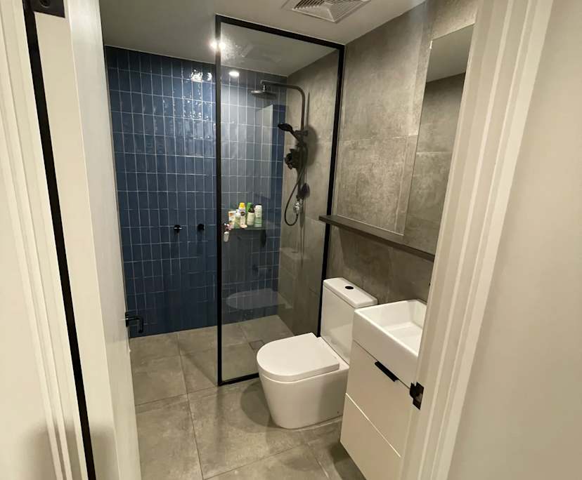 Furnished room with ensuite in a flatshare