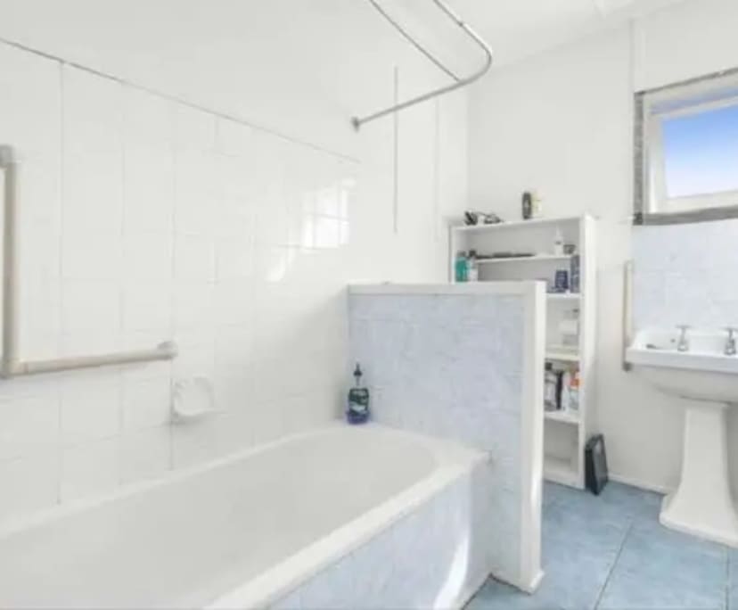 Furnished room in a flatshare