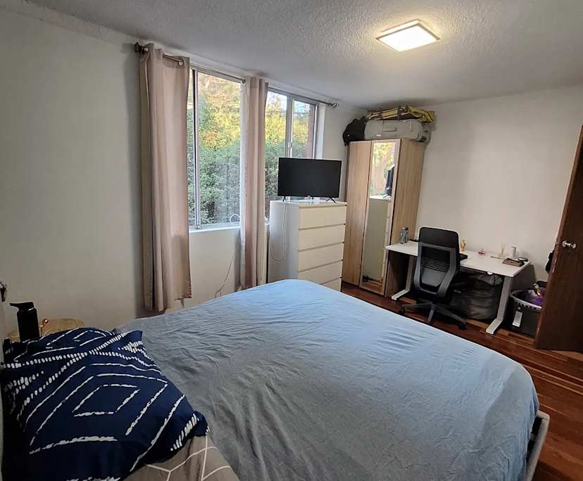 Furnished room in a flatshare