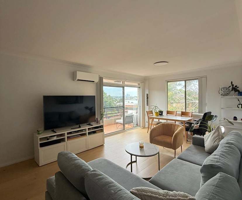 Furnished room in a flatshare