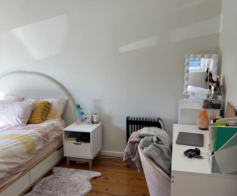 Furnished room in a flatshare