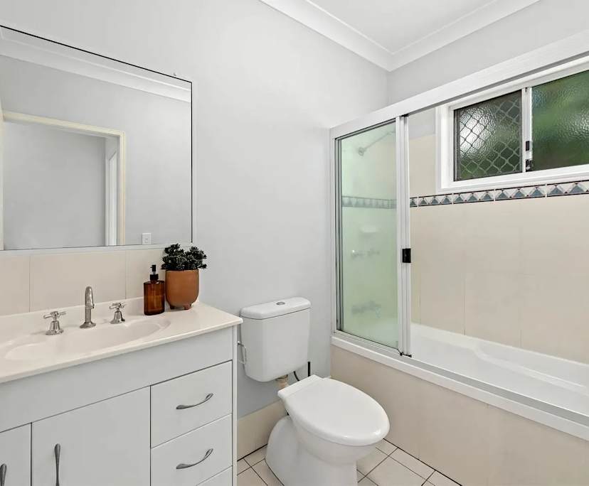 $350, Flatshare, 2 bathrooms, Annerley QLD 4103