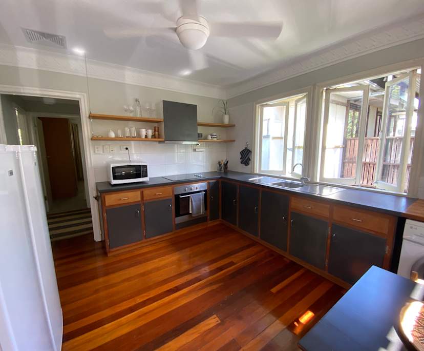 $715, Granny-flat, 1 bathroom, Highgate Hill QLD 4101