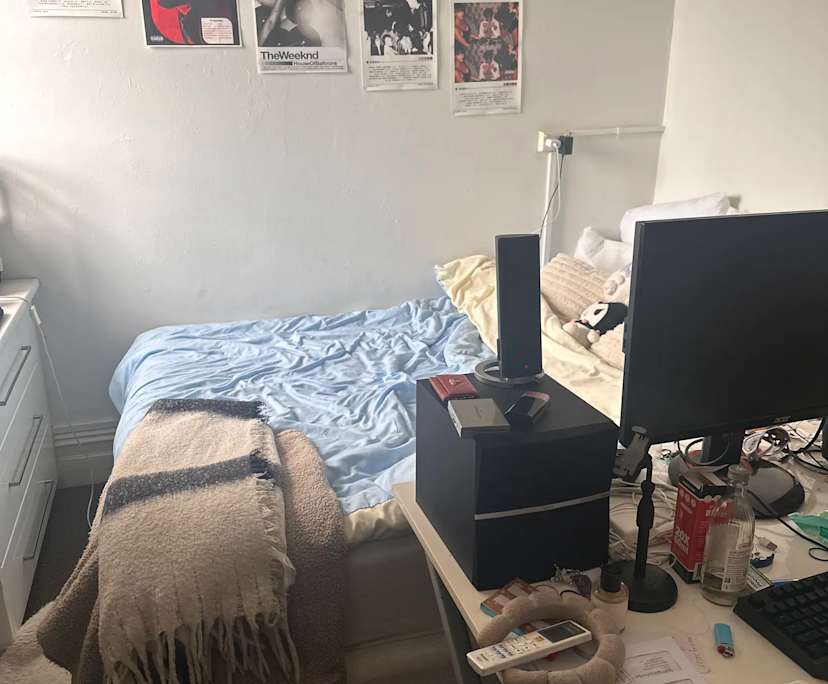 Unfurnished room in a flatshare