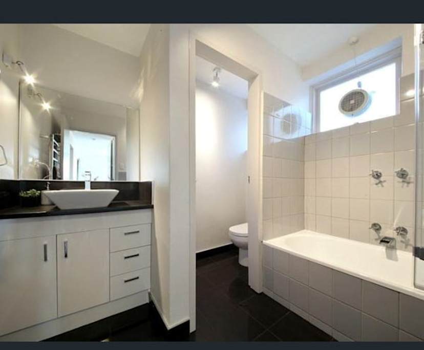 Furnished room in a flatshare