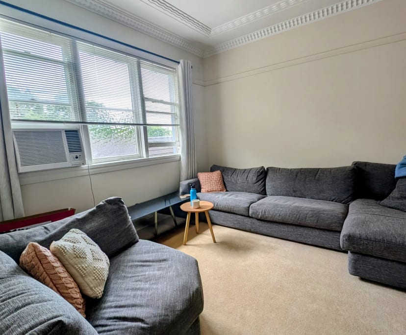 Furnished room in a flatshare