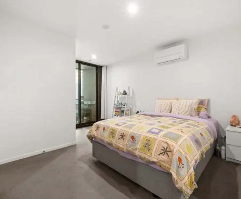 Furnished room with ensuite in a flatshare