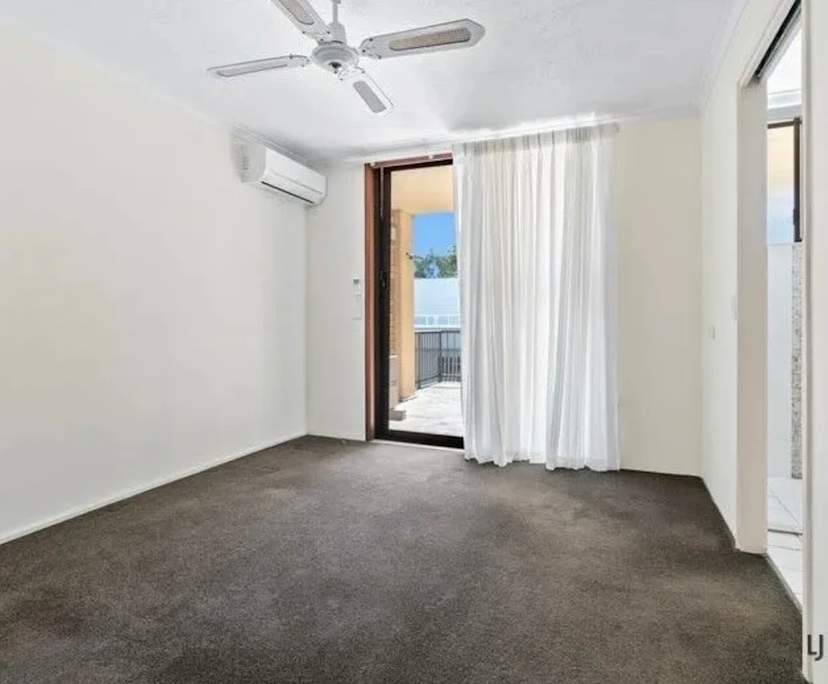 Unfurnished room with ensuite in a flatshare