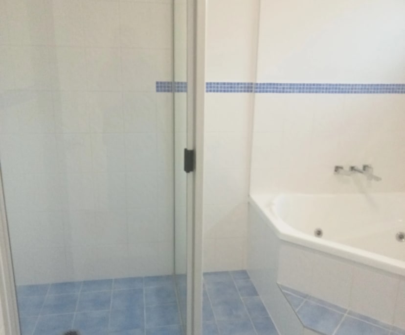 $350, Flatshare, 3 bathrooms, Meikleville Hill QLD 4703