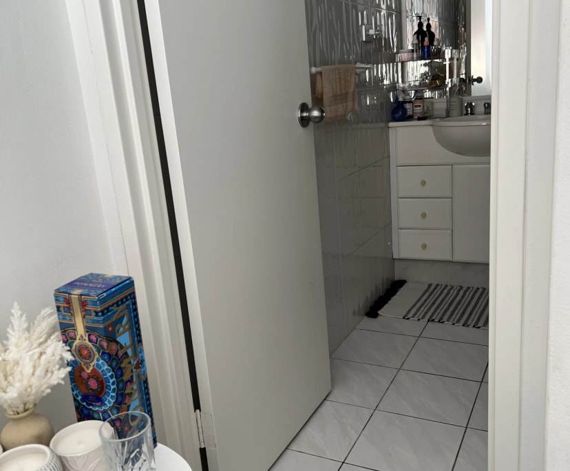 Furnished room with ensuite in a flatshare