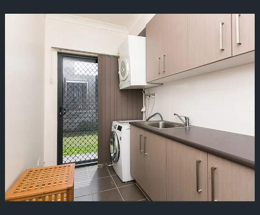 $350, Homestay, 5 bathrooms, Eight Mile Plains QLD 4113