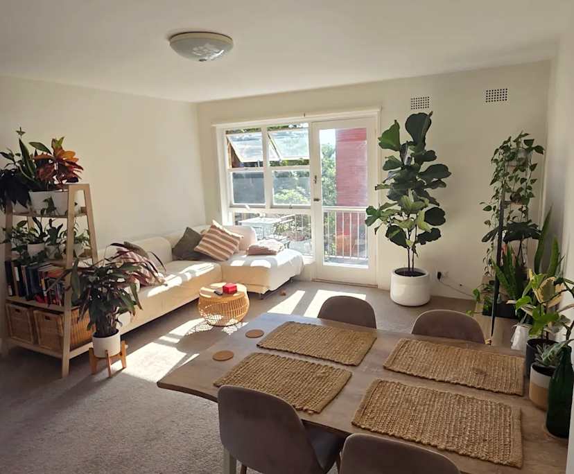 Furnished room in a flatshare