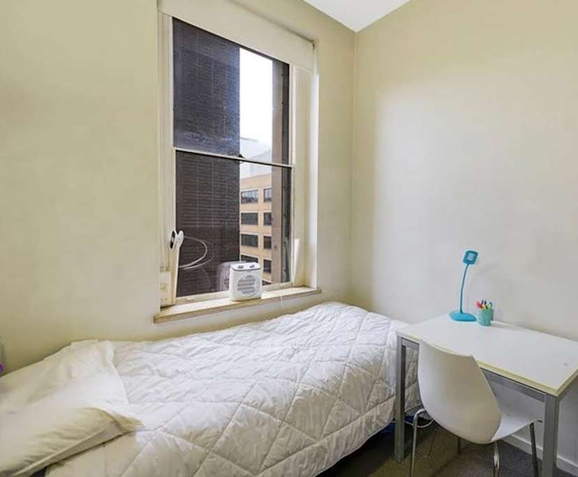 Furnished room in a flatshare