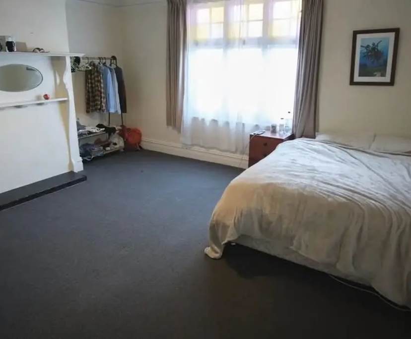 Room in a share house