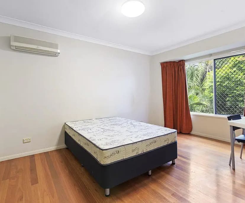 Room for Rent in Bardon, Brisbane 240, Furnished,...