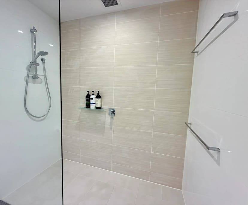 $880, 1-bed, 1 bathroom, Sydney NSW 2000