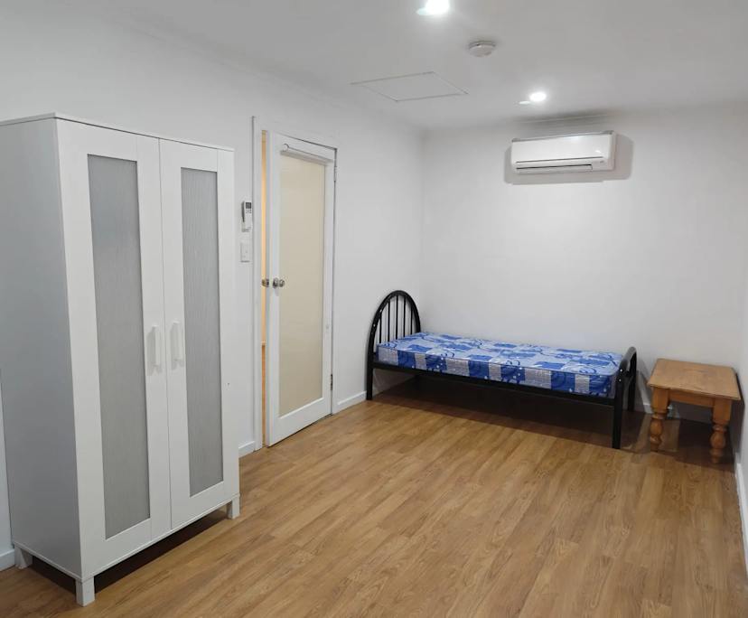 Furnished room in a flatshare