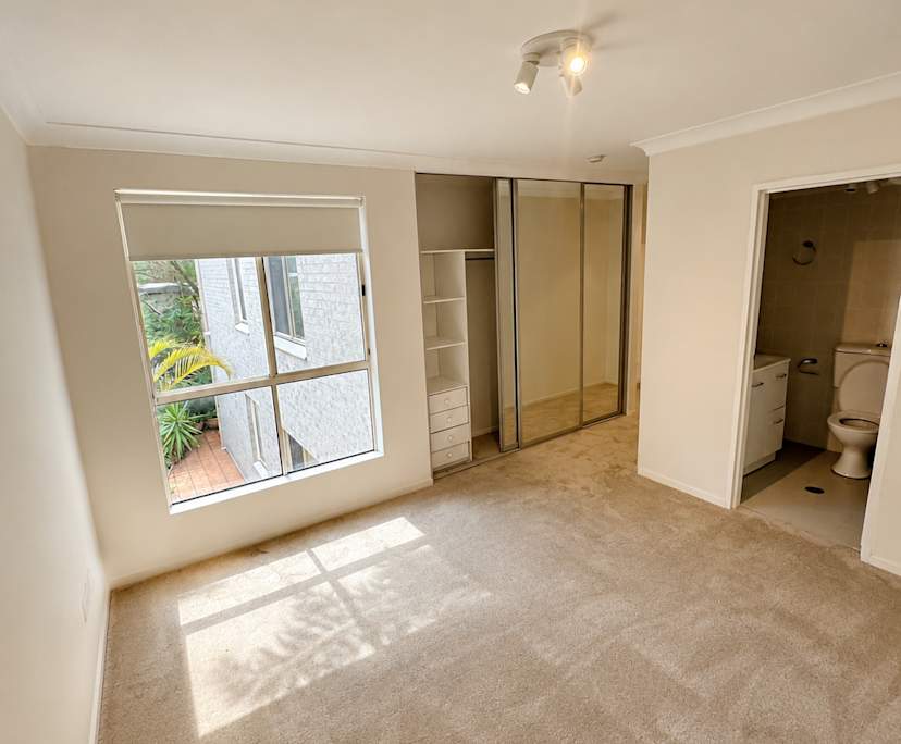 Furnished room with ensuite in a flatshare