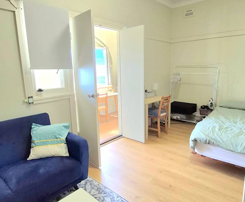 Furnished room in a flatshare