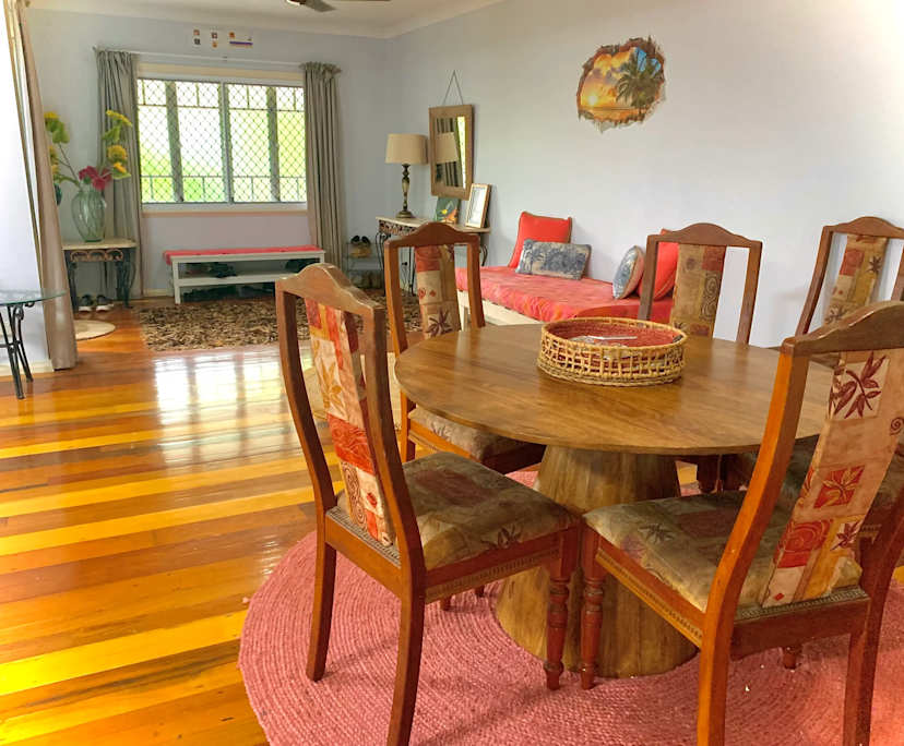 $370, Share-house, 3 bathrooms, Mooroobool QLD 4870